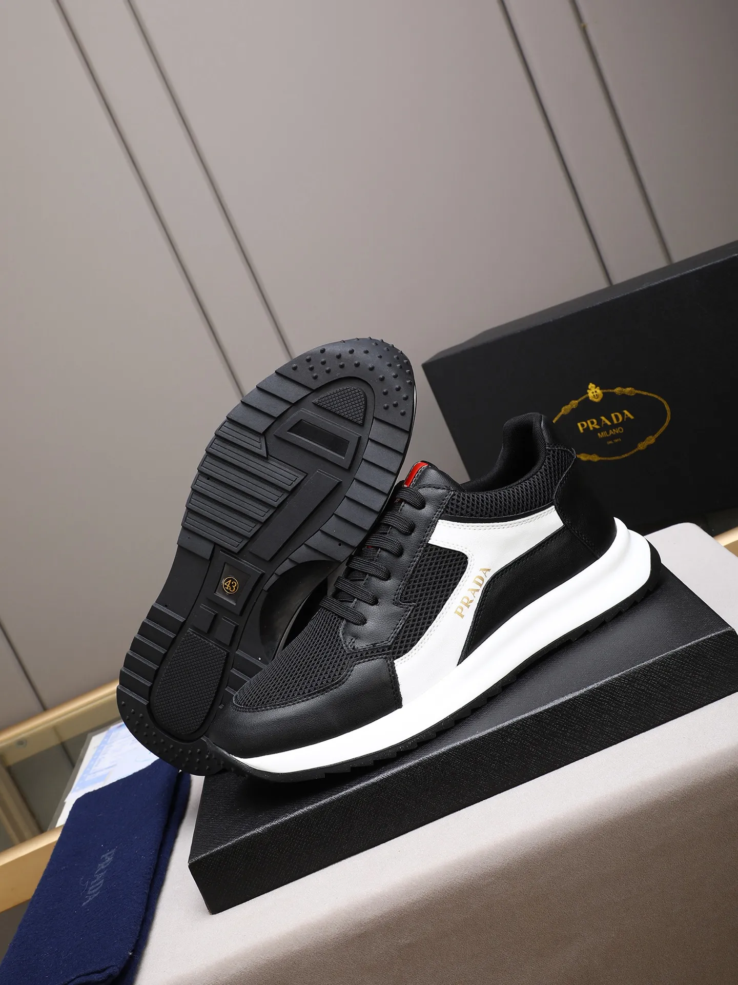 Men's shoes 💰460 Prada/Prada's new men's casual sports shoes, low-top lace-up sports shoes, fashionable and generous style, made of first-layer cowhide stitching and breathable mesh, soft, comfortable and breathable, tongue letter LOGO, finely crafted details, lightweight foam sole, fashionable and versatile! Size: 38-44 (45 customized)